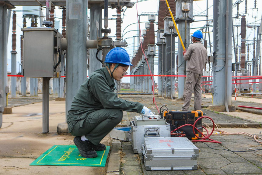 試驗人員對電流互感器進行介損測試工作。任鵬宇攝
