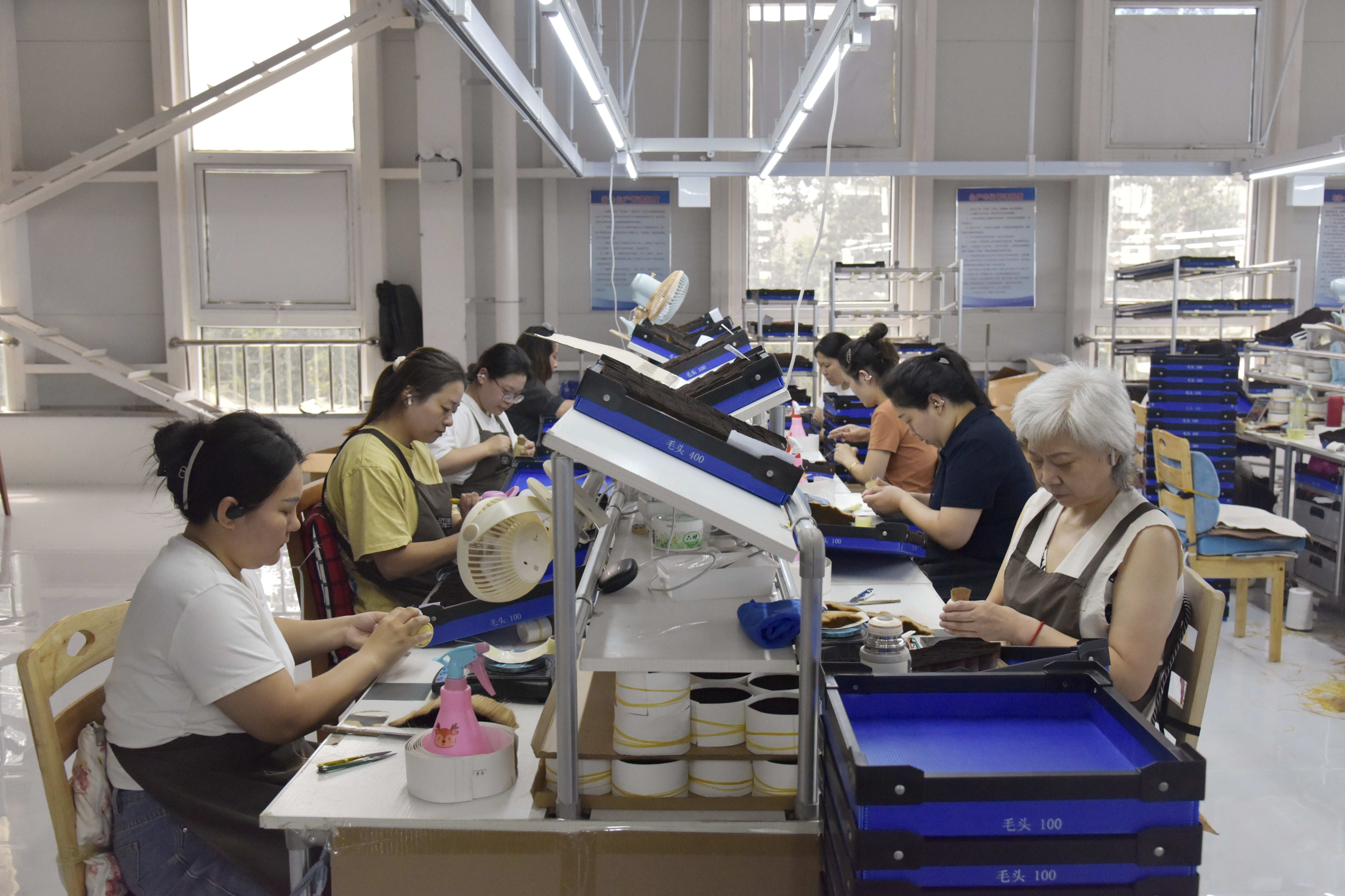 滄州市卓爾雅美妝有限公司內，工人們在各工位上有序生產。尹向平攝