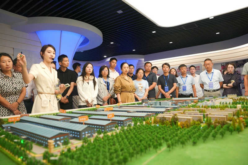 8月30日，2026年国家农产品加工技术研发体系工作会议参会人员正在参观今麦郎印象馆。张冬茹摄