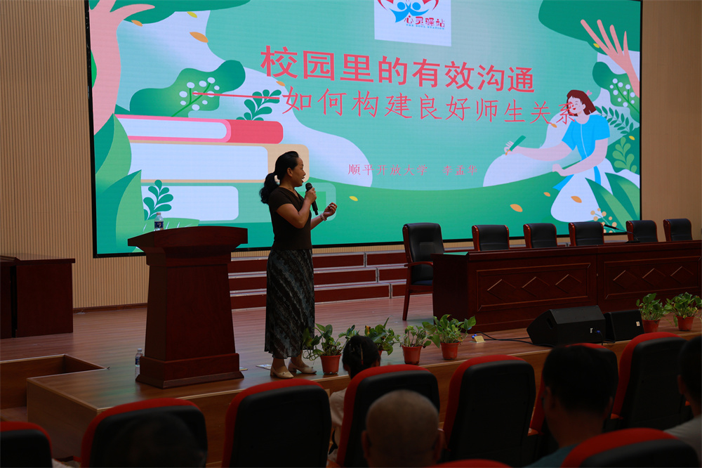 8月31日，讲师开展主题授课。吴潇摄
