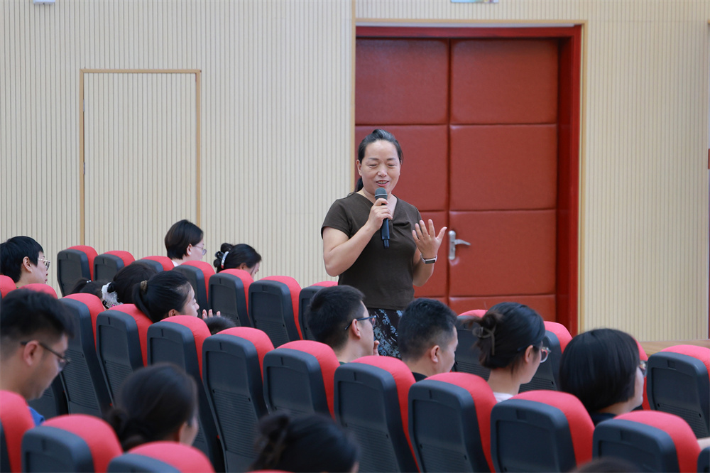8月31日，解答教师工作中遇到的实际问题。吴潇摄