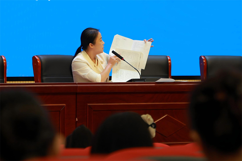 8月31日，讲师讲解简易观察工具表使用规范。吴潇摄