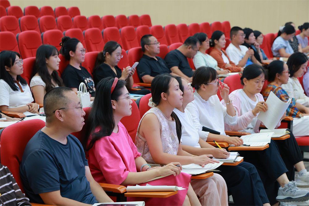 8月31日，参加线下集中培训的教师代表。吴潇摄