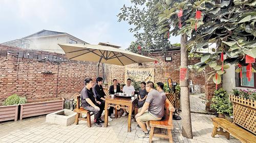 8月25日，石家庄市鹿泉区符家庄社区“后岸壹号院”内，企业工作人员与社区干部一起探讨直播运营相关事宜。本报见习记者 王晶晶摄