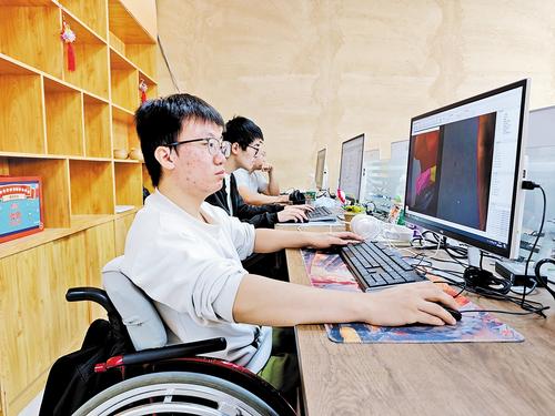 8月21日，河北熵界科技有限公司办公室内，冯玉杰（左一）正在做皮肤2D分割标注工作。本报见习记者 屈玉琪摄