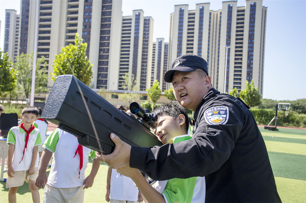 孩子们在民警指导下操控无人机反制枪。聂长青摄
