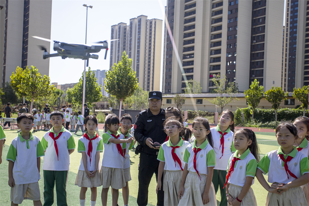 孩子们在民警指导下操控无人机。聂长青摄