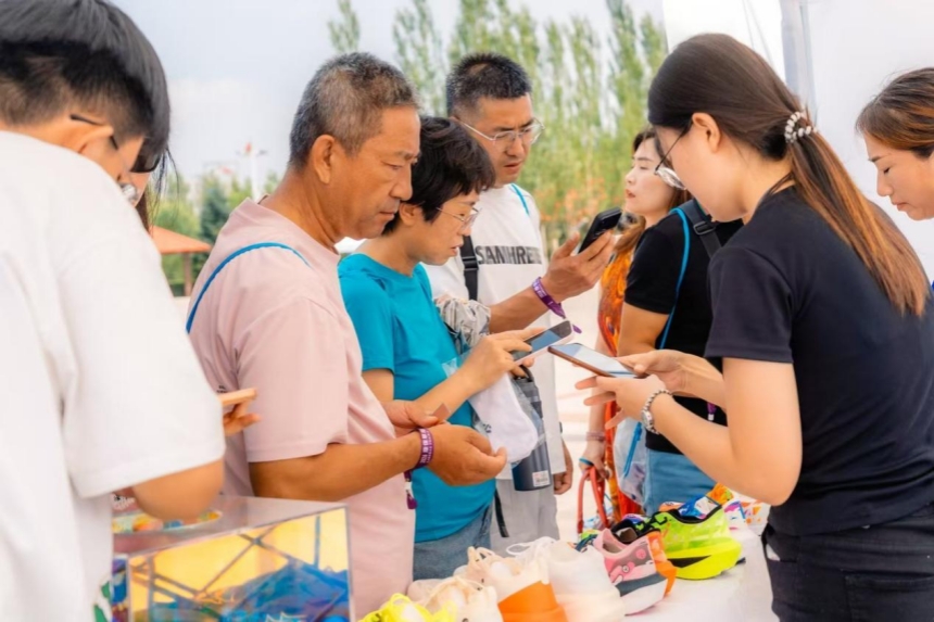 康保草原马拉松现场大家在选购物品。康保县委宣传部供图