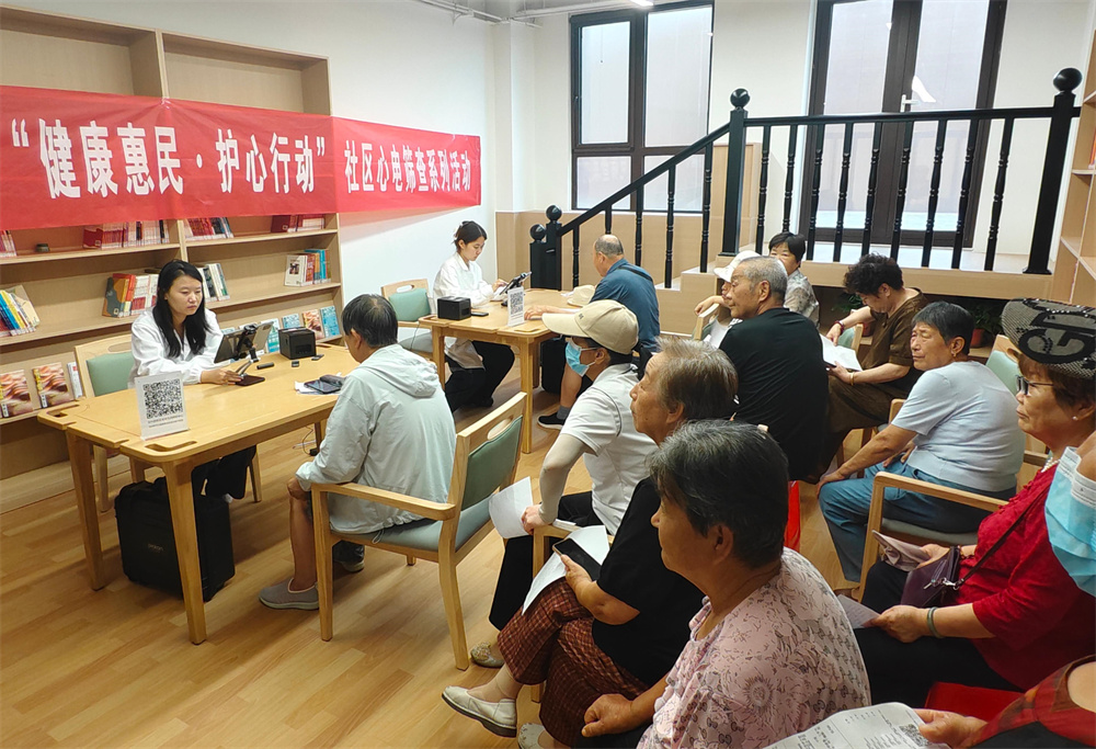 医务人员正在为群众建立健康档案。武大壮摄