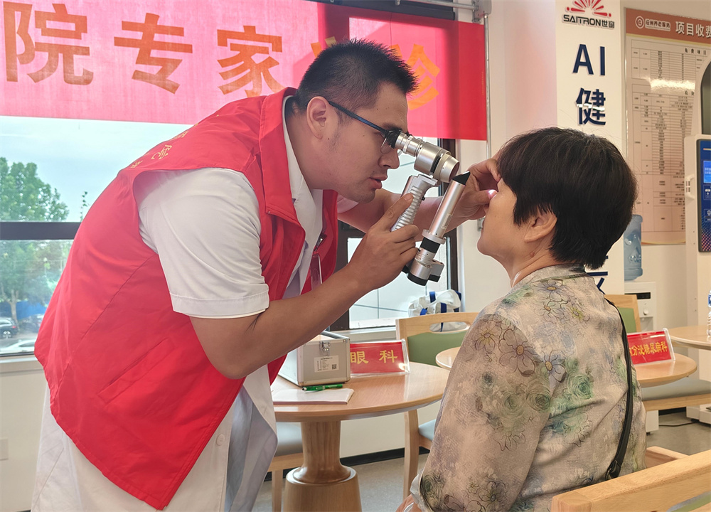 医务人员为群众进行眼部检查。武大壮摄