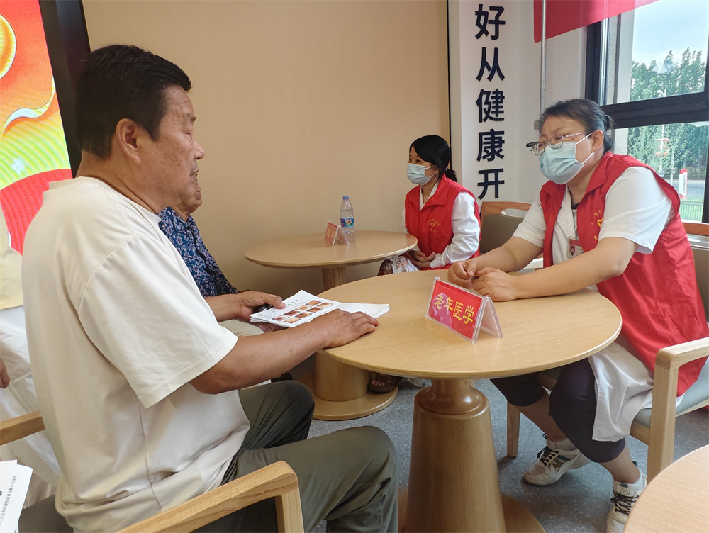医务人员为群众讲解健康知识。武大壮摄
