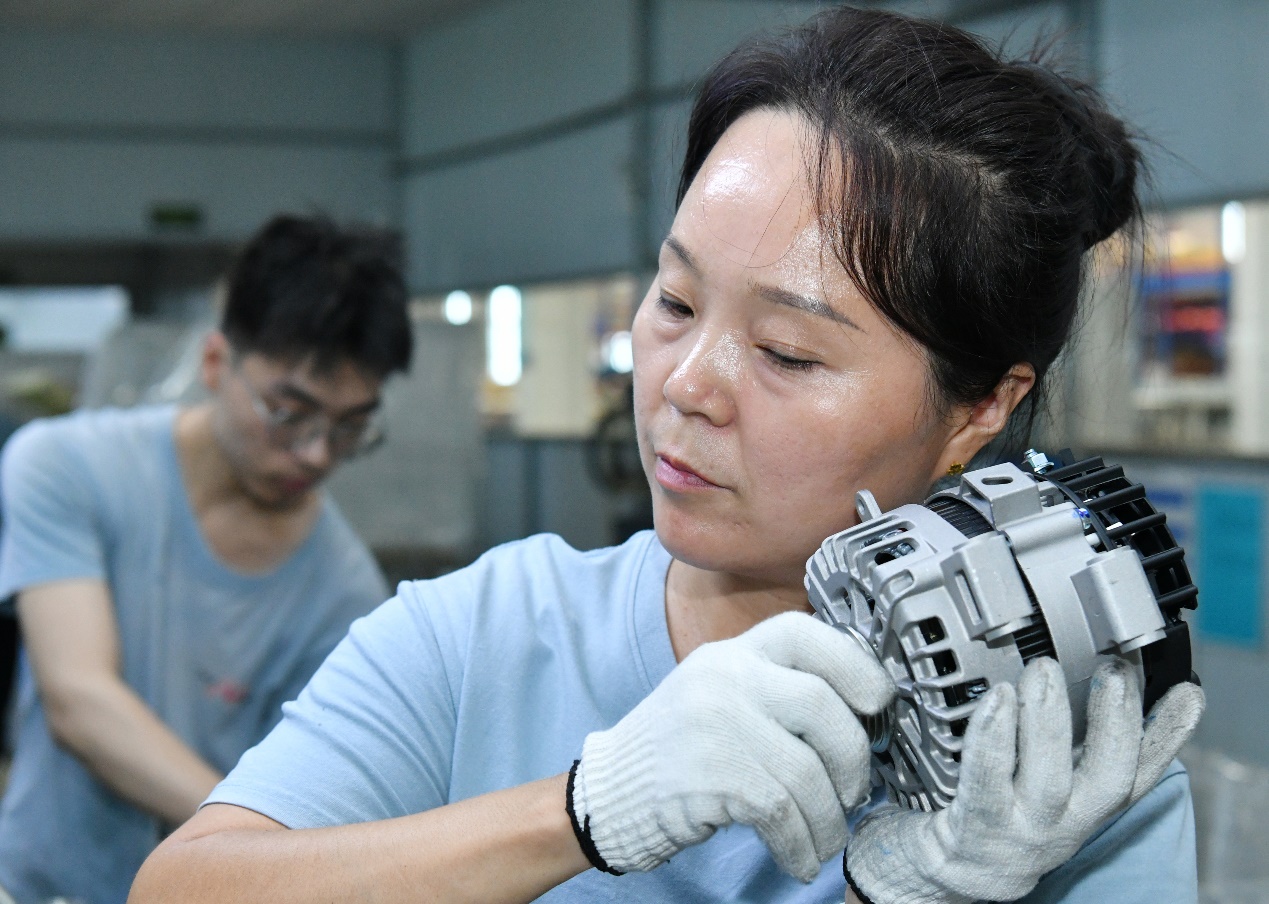 9月1日，工人在位于河间市的河北长立汽车配件有限公司生产车间工作。苑立伟摄