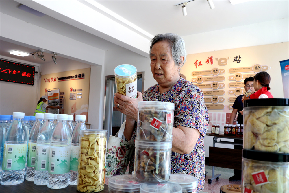 群众在“惠民服务市集”上选购产品。陈征摄