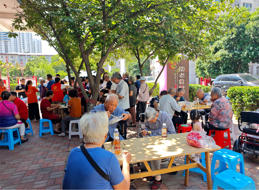 老年居民围坐在一起共享暖心水饺。马杰摄　