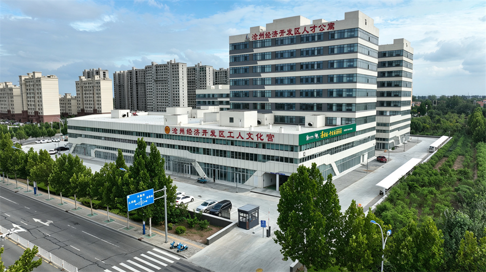 沧州经济开发区职工服务中心（工人文化宫）航拍图。胡祝源摄