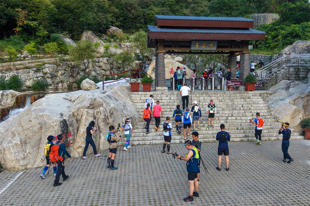 2026第十二届五岳寨越野挑战赛选手们经过五岳寨景区。 白云飞摄（无人机照片）