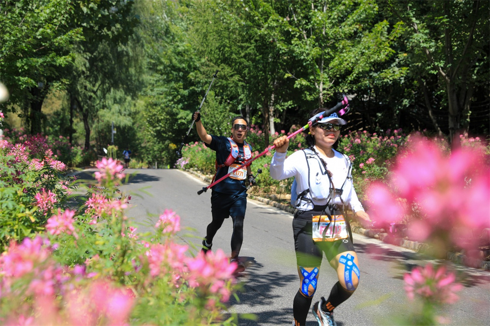 2026第十二届五岳寨越野挑战赛选手们经过漫山花溪谷景区。白云飞摄