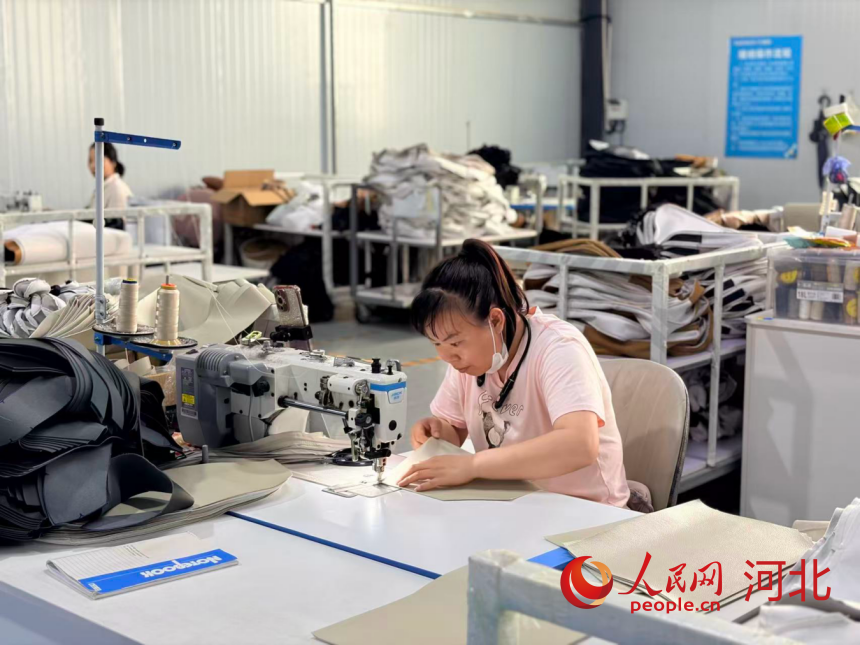 柏斯諾員工在制作家具配件。人民網記者 趙明妍攝
