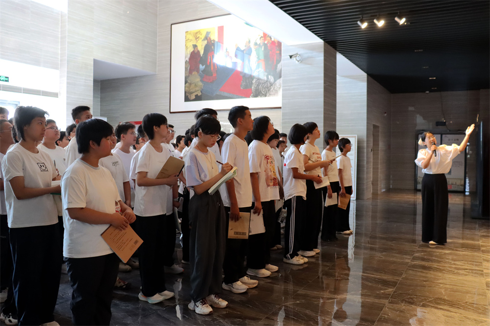 學生在了解獻縣的歷史。李謙攝