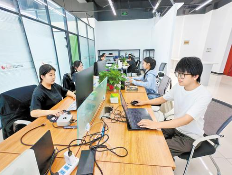 九月七日，在京津冀数字人才港OPC社区，OPC负责人朱胜波（右一）对煤矿设备智能运维系统进行迭代升级。目前，该社区已入驻五家OPC，收到百余份入驻申请。本报记者 刘杰摄
