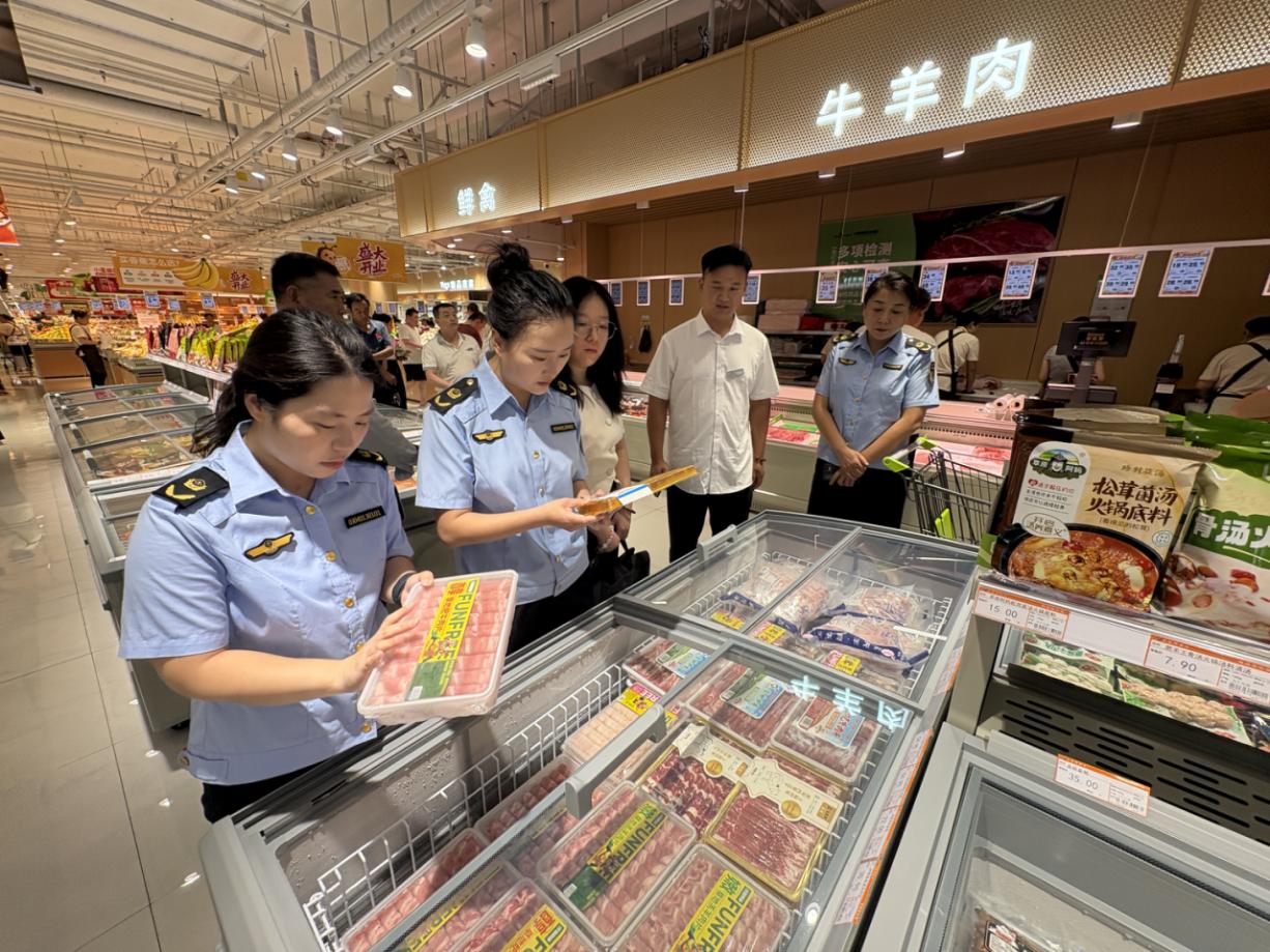 武安市市場監督管理局工作人員在超市開展肉制品安全檢查。程棟攝