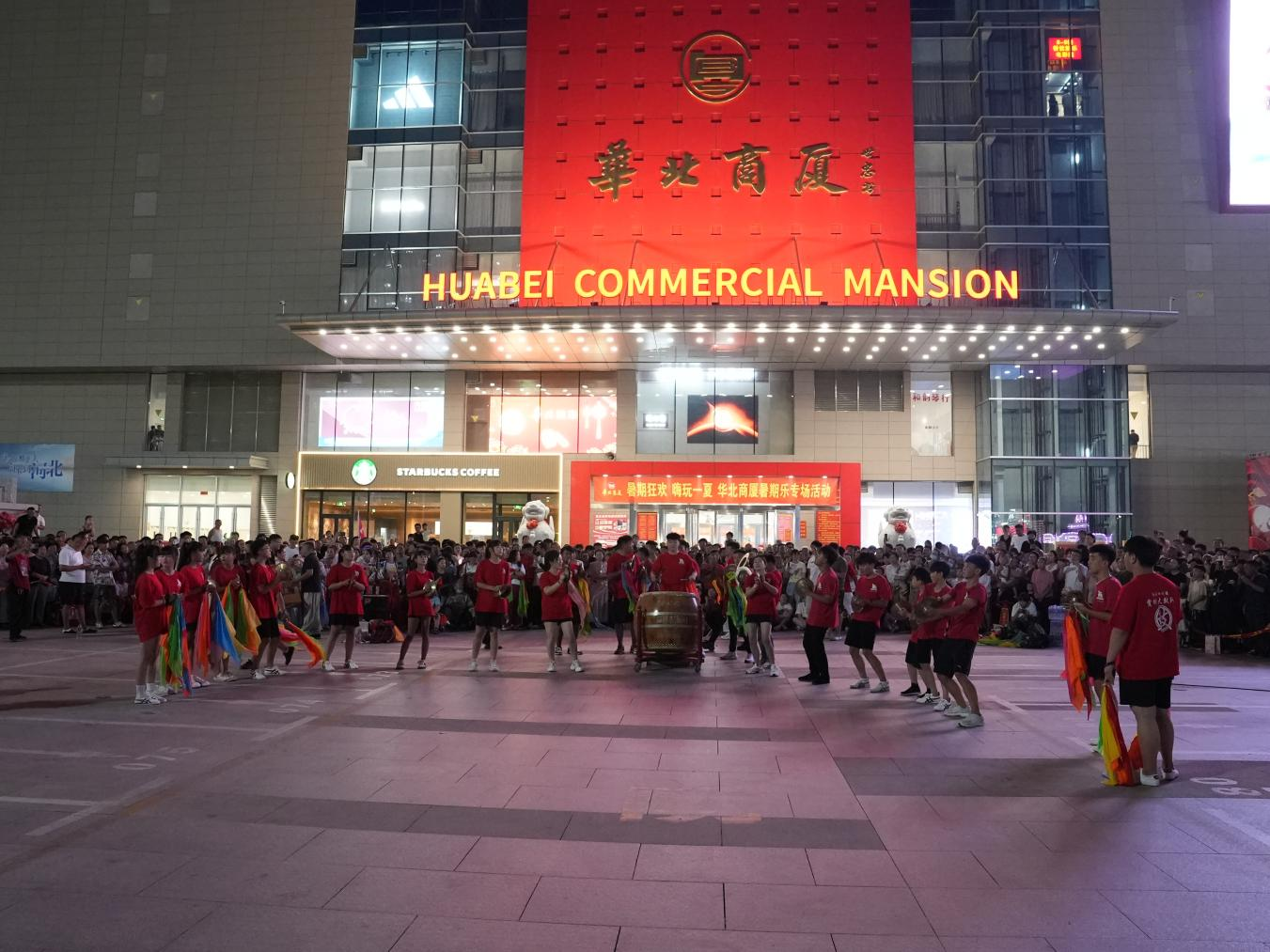 沧州落子大型专场汇演在华北商厦城市广场举办。刘友辉摄