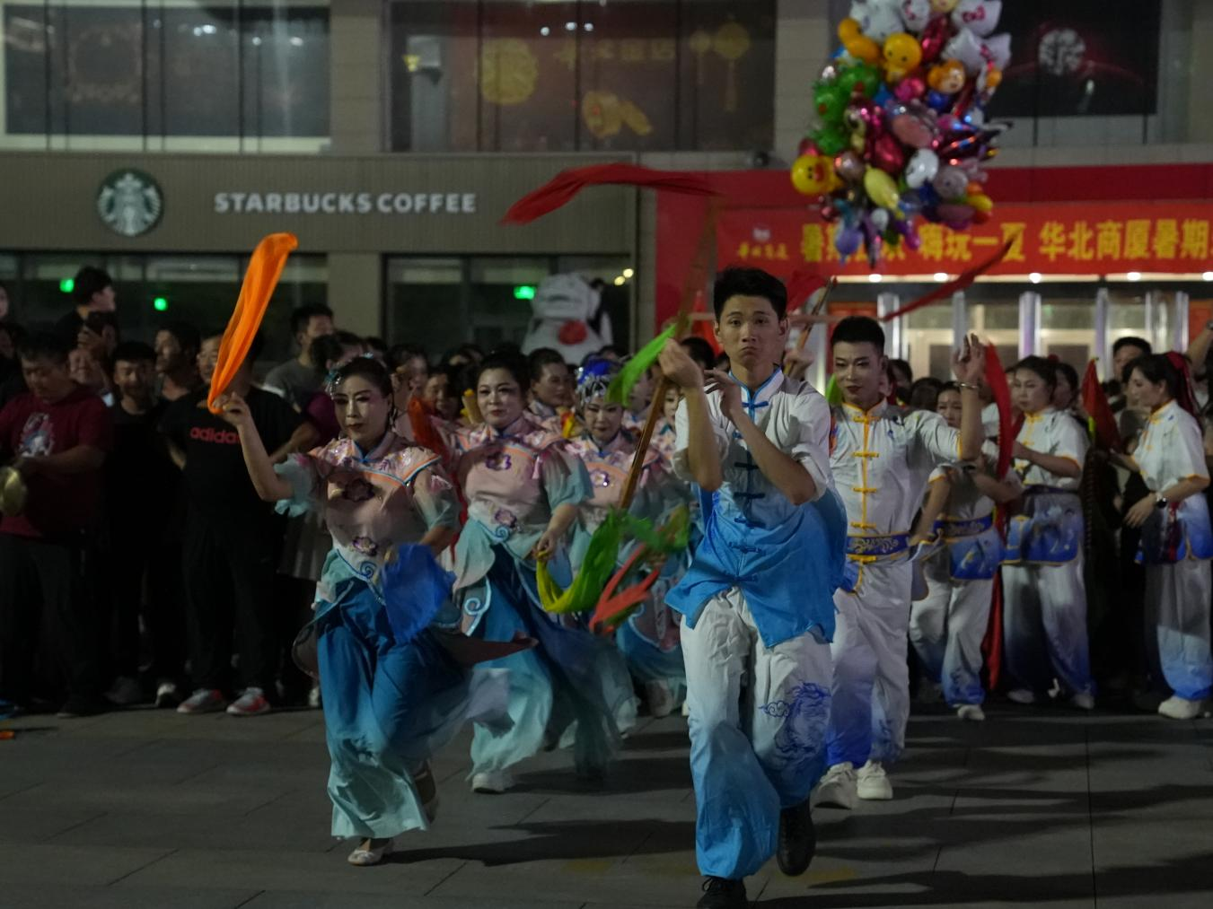 表演队伍身着色彩鲜明的服饰轮番登场。刘友辉摄