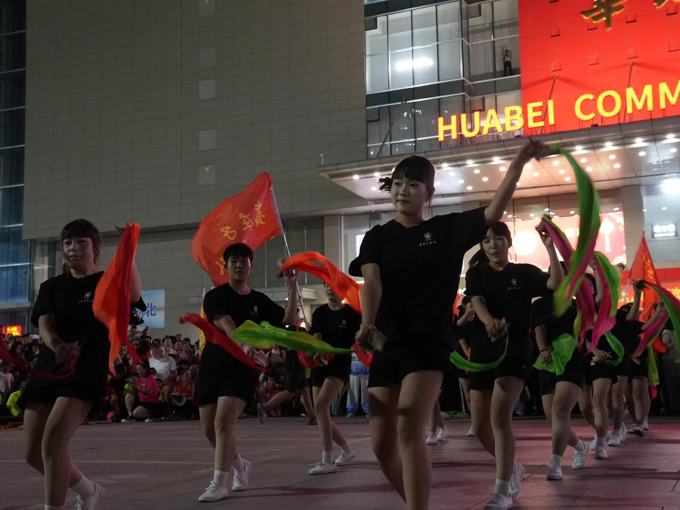 来自各县的多支表演队伍同台献艺。刘友辉摄