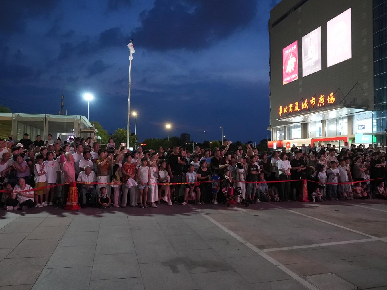 现场人头攒动，喝彩声不断。刘友辉摄