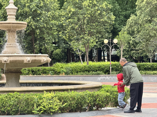 居民带着孩童在金世纪花园小区广场游玩。赵鸿粼摄