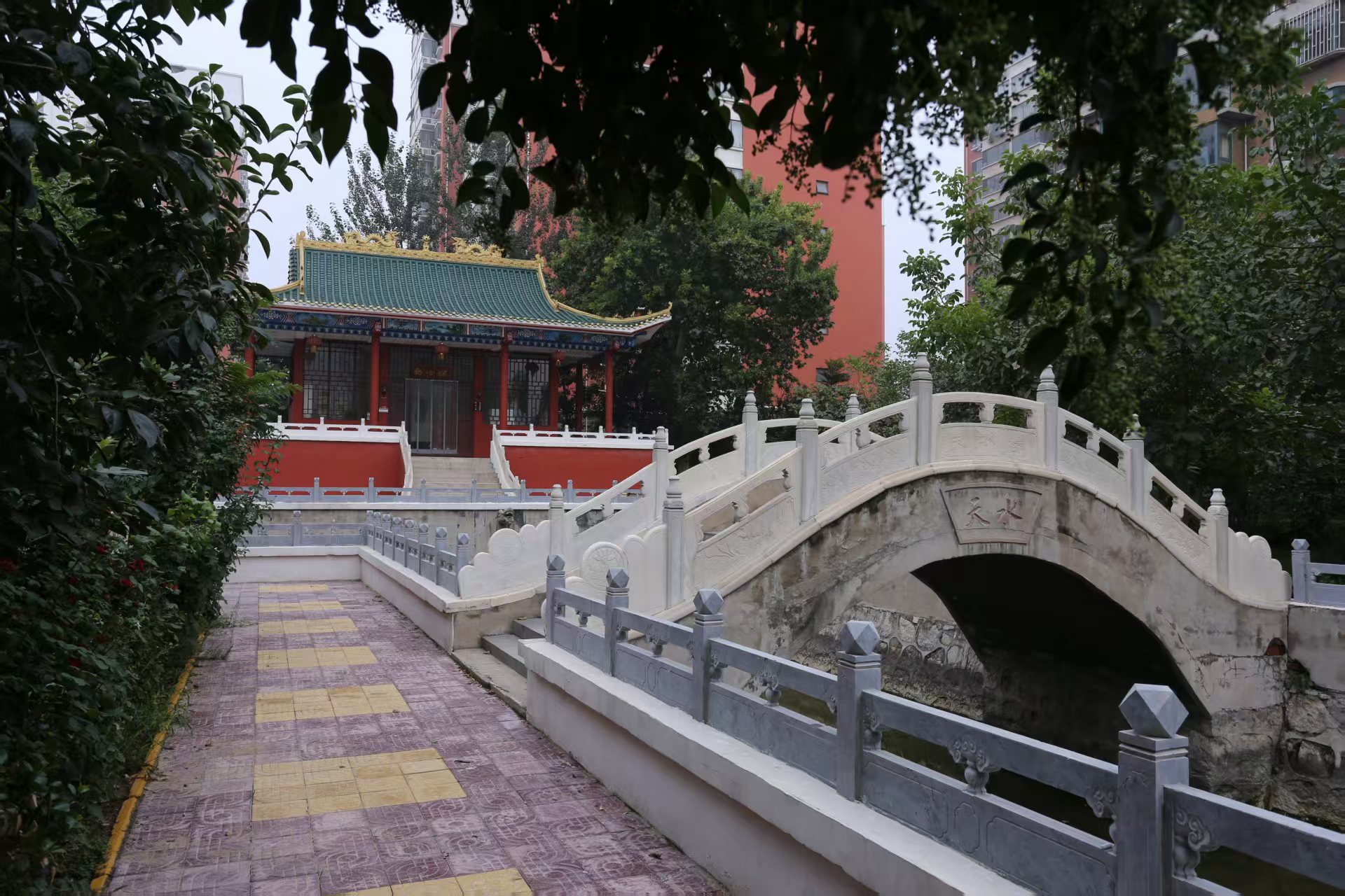 渚河路街道农林二社区天水小区一角。张欢摄