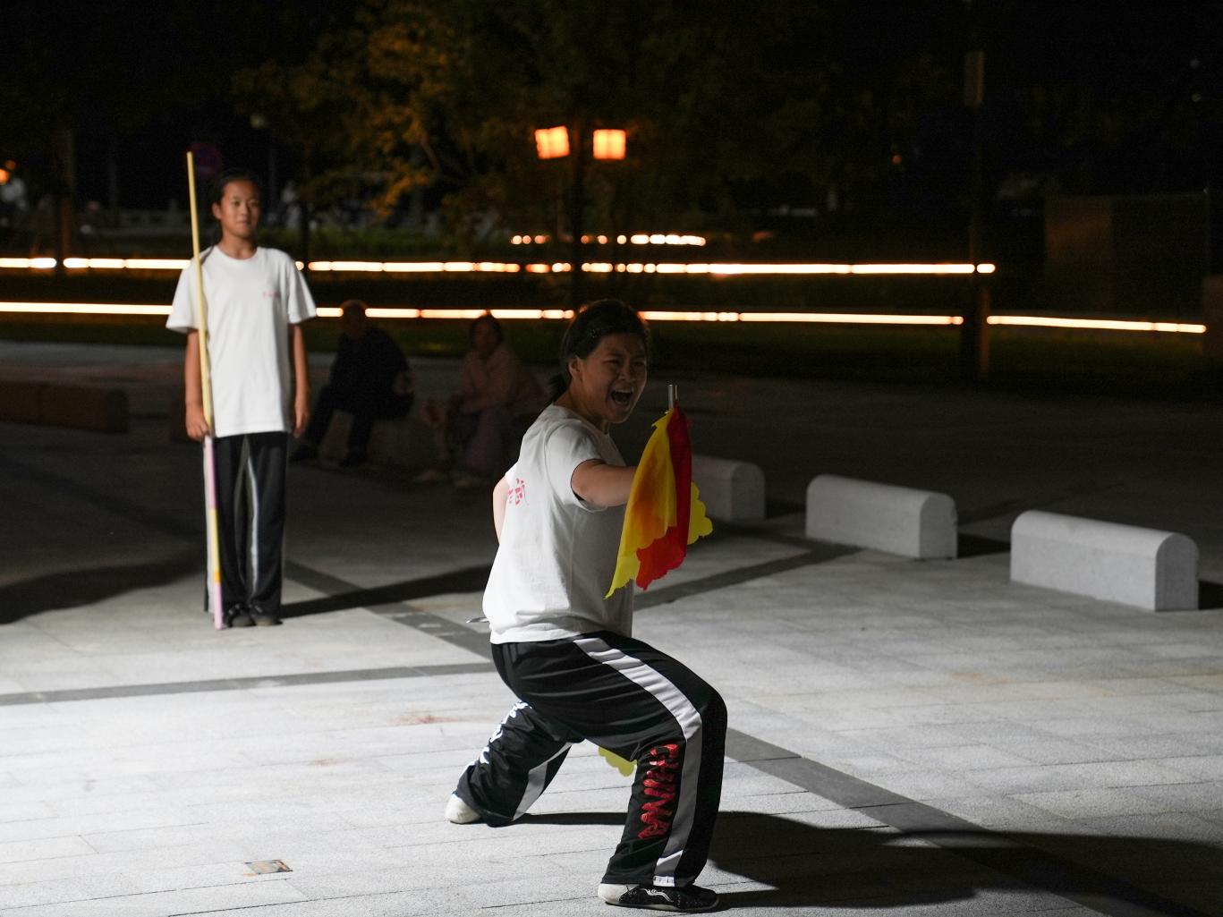 南川老街“武术小院”内，弟子正在进行马步扎刀招式练习。刘友辉摄