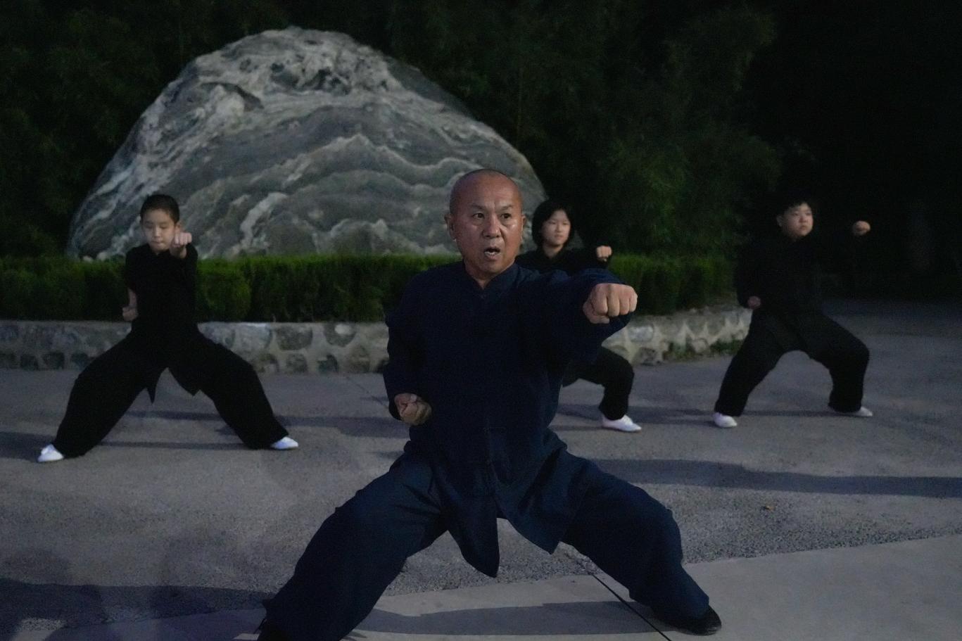 长芦公园内，韩福升正在示范带队练武。李虹熹摄