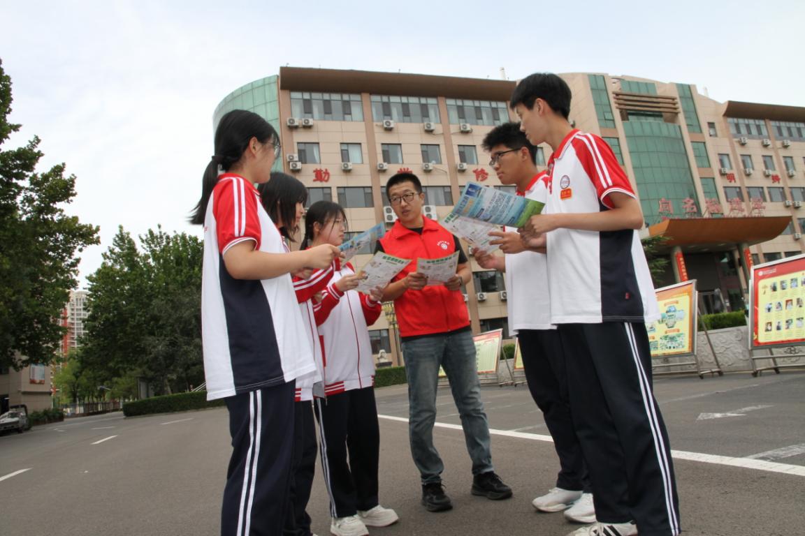 武安市气象局工作人员在武安市第三中学为学生宣传气象知识。马云飞摄