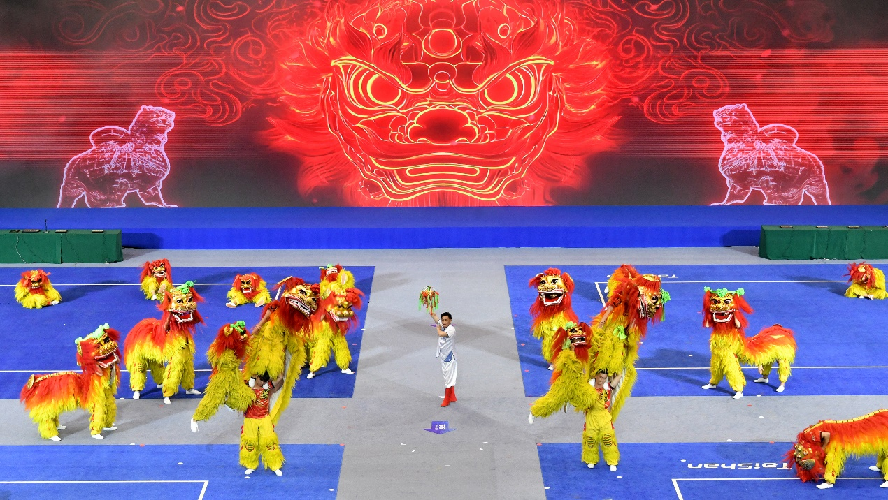 9月11日，舞獅演員在第十二屆中國·滄州國際武術大賽開幕式現場進行表演。苑立偉攝