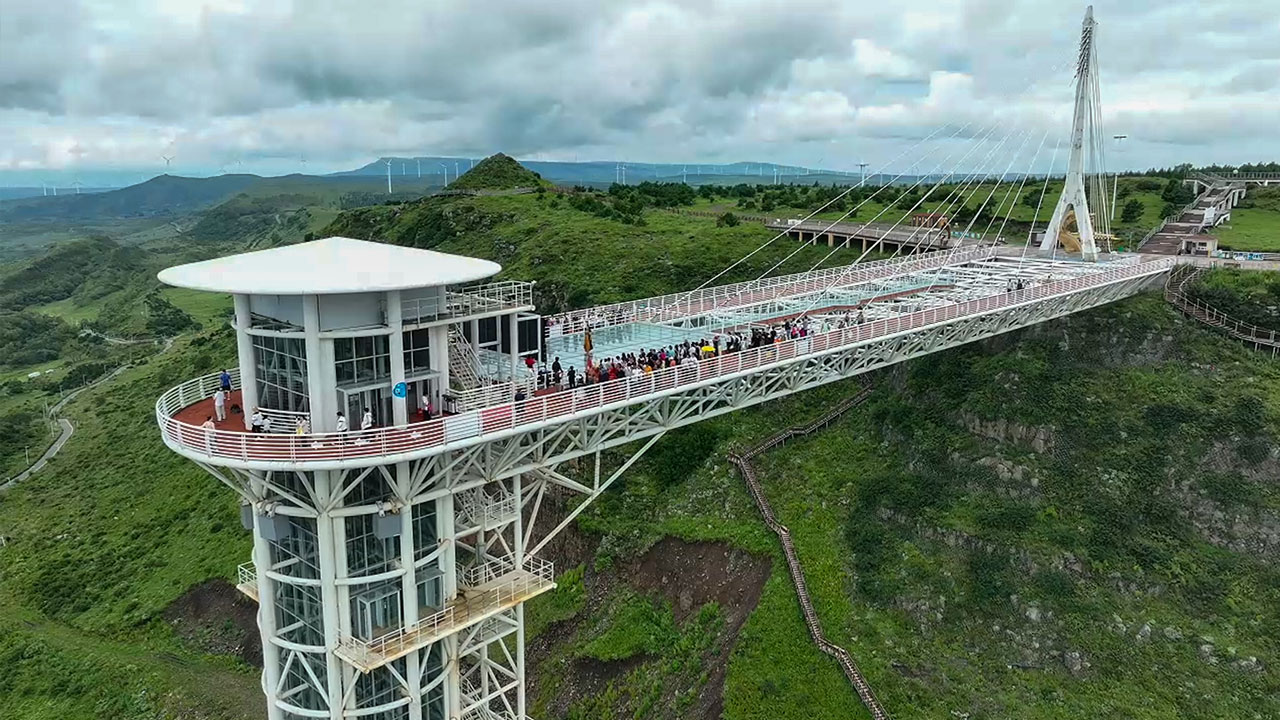 張北野狐嶺生態旅游區高空玻璃觀景吊橋