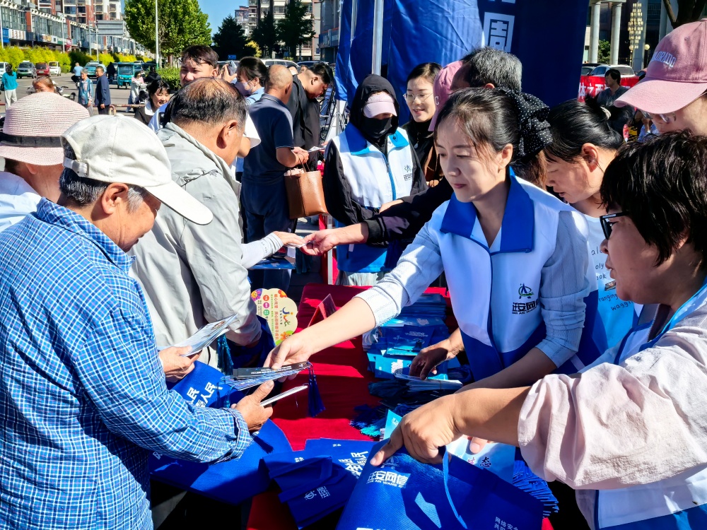 9月14日，迁安市网络文明志愿者正在向群众发放宣传资料。蔡伟摄
