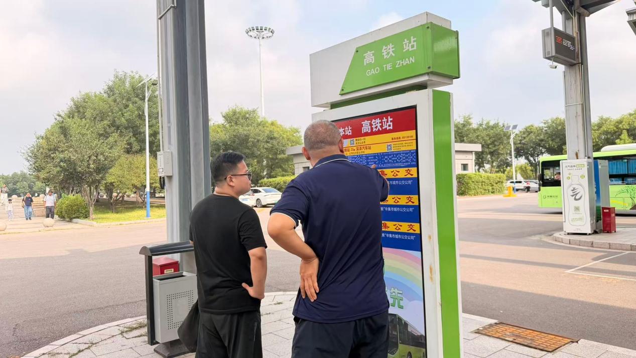 乘客現場咨詢城際公交班次，了解發車時間和線路銜接。李娜攝