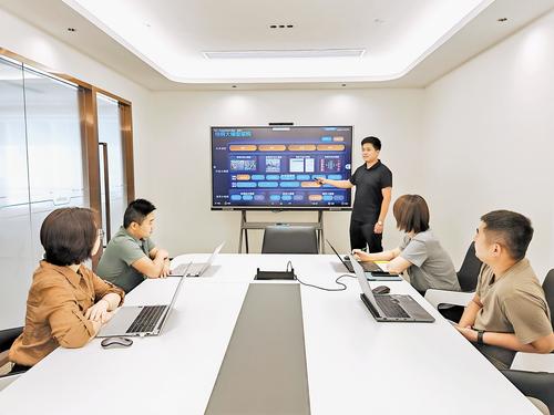 9月10日，在宇視人工智能科技（河北）有限公司會議室，工作人員圍繞梧桐大模型迭代升級及場景應用進行交流探討。本報記者 劉 杰攝
