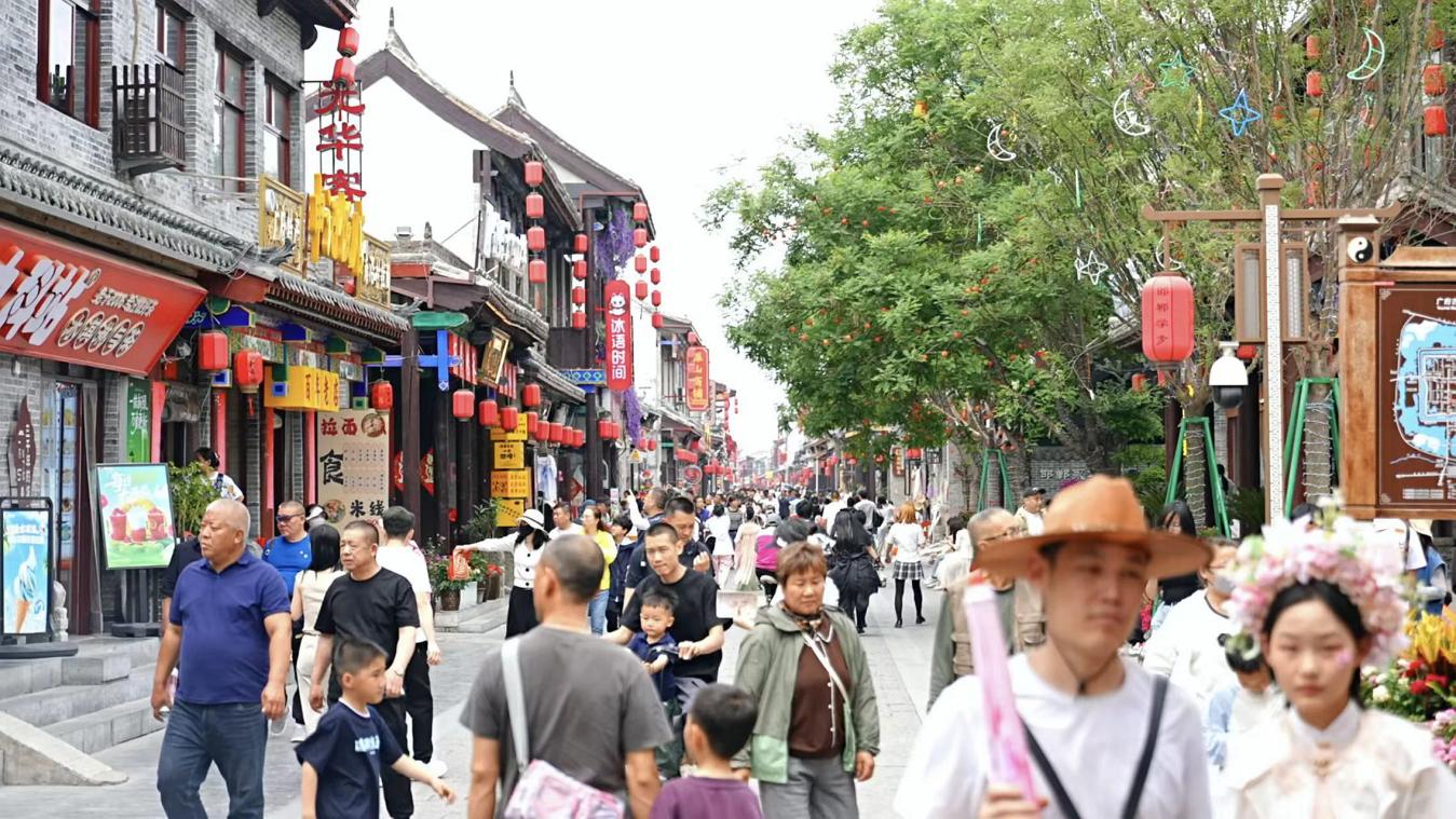 永年广府古城，古街游人如织。永年区文广旅局供图