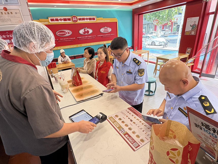 正定县开展网络外卖“你点我查”联合探店行动。正定县委宣传部供图