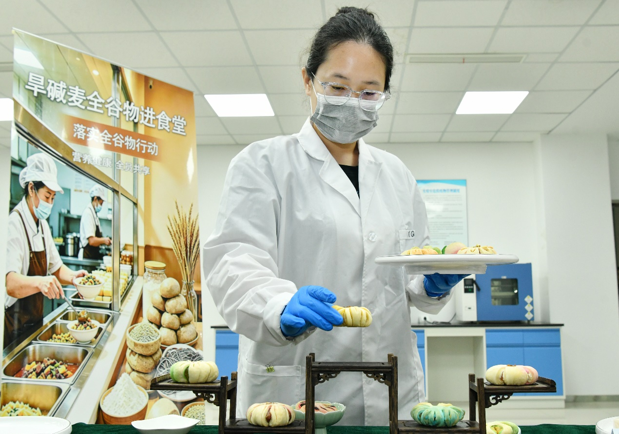 9月1日，在位于沧州高新区的中国农业科学院农产品加工与营养健康研究院（沧州），工作人员在品鉴区摆放旱碱麦相关糕点制品。苑立伟摄
