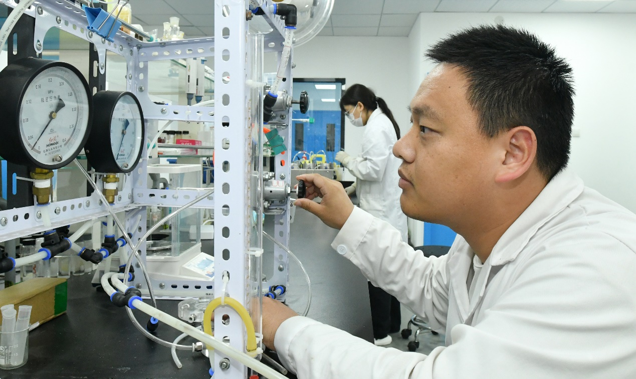 9月1日，工作人员在位于沧州高新区的沧州市天津工业大学研究院环境功能材料与检测实验室工作。苑立伟摄