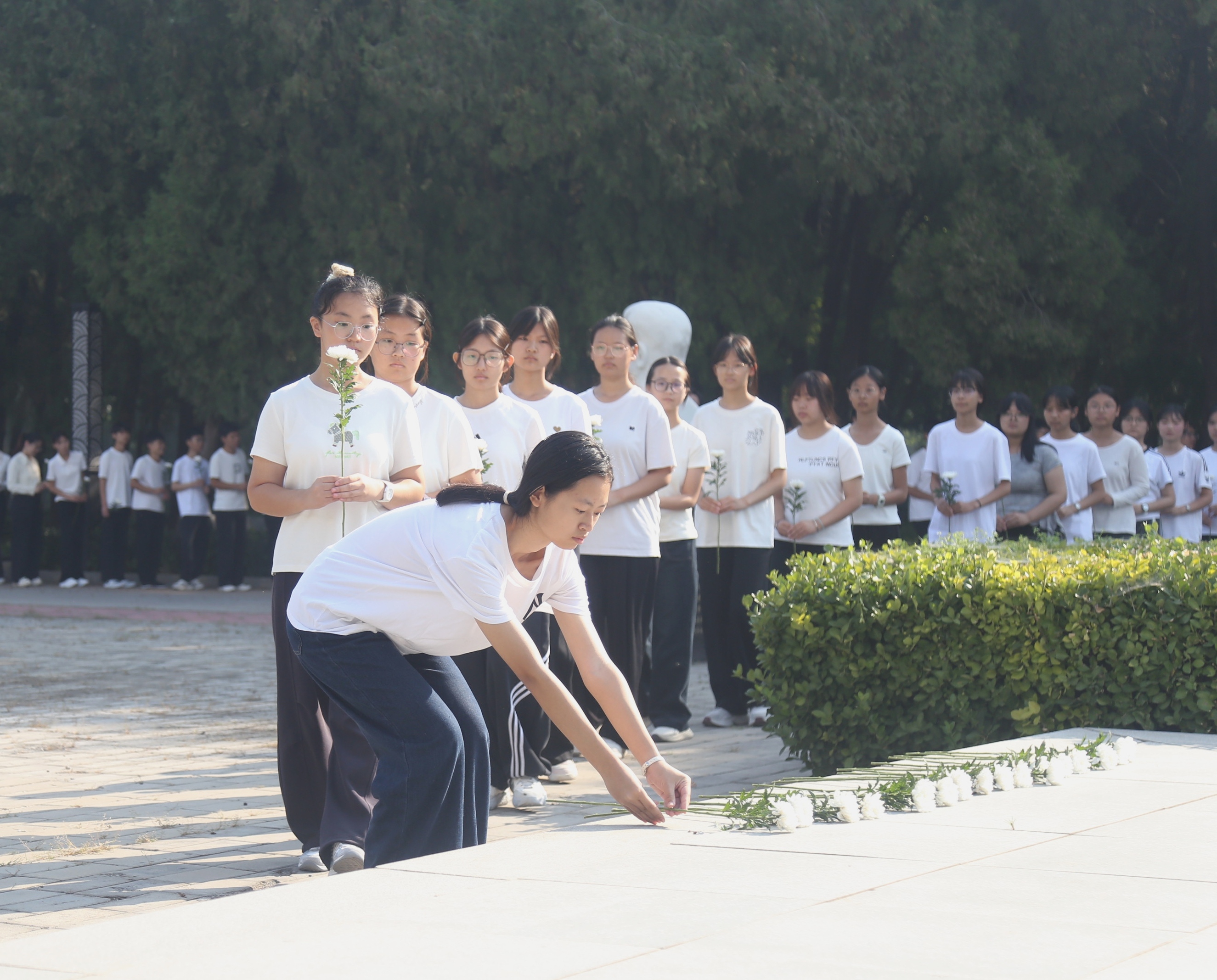 河间市第十四中学学生在纪念碑前敬献鲜花。张忠杰摄