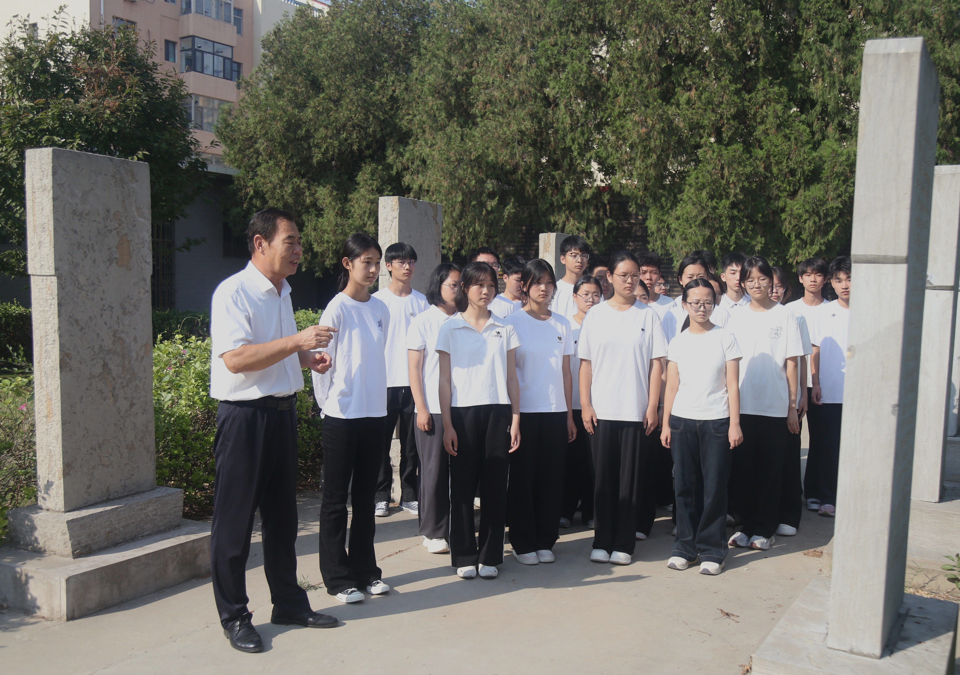 冀中烈士陵园工作人员为同学们讲述革命故事。张忠杰摄