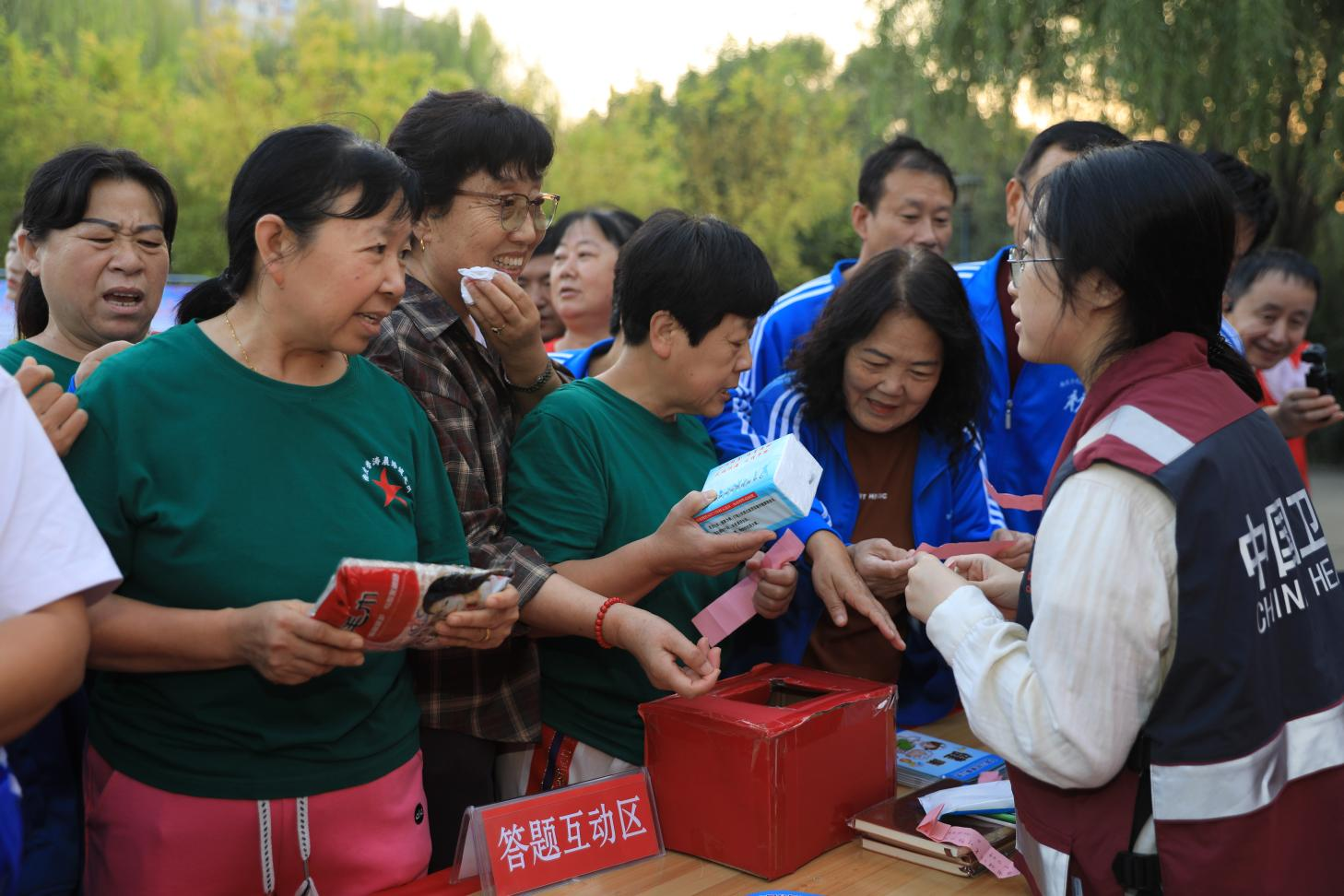 群众积极参与互动答题。靳东凯摄
