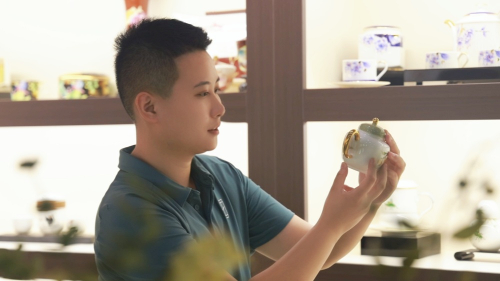 李欣谌正在观赏自己的作品。克成帅摄