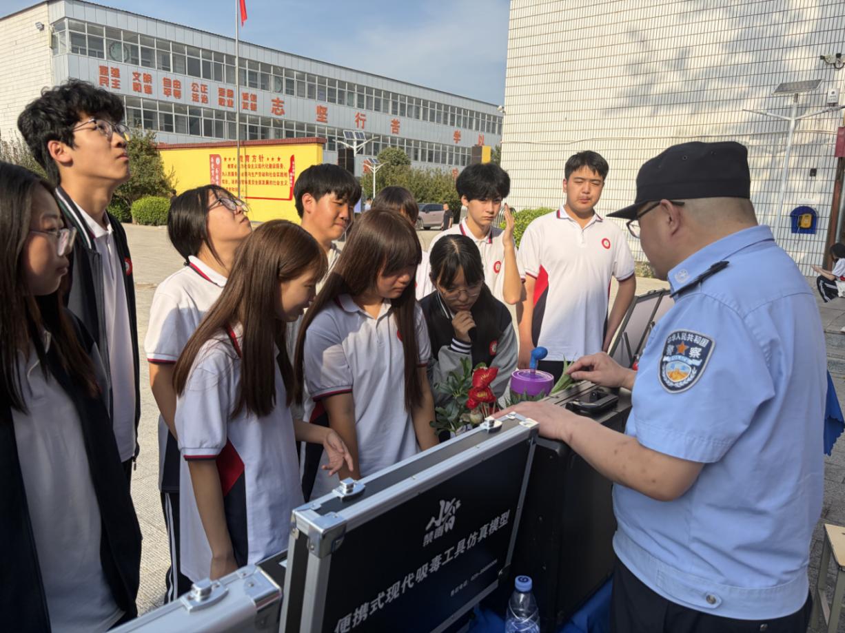 工作人员正在给同学们讲解毒品的危害。尹默摄