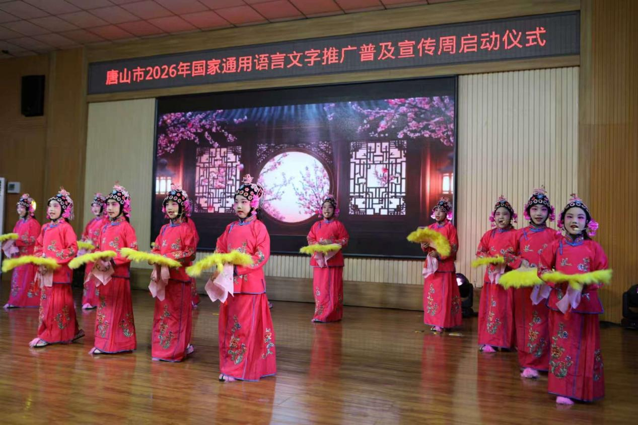 活动现场，胥各庄小学的学生正在表演戏曲节目。唐泽龙摄