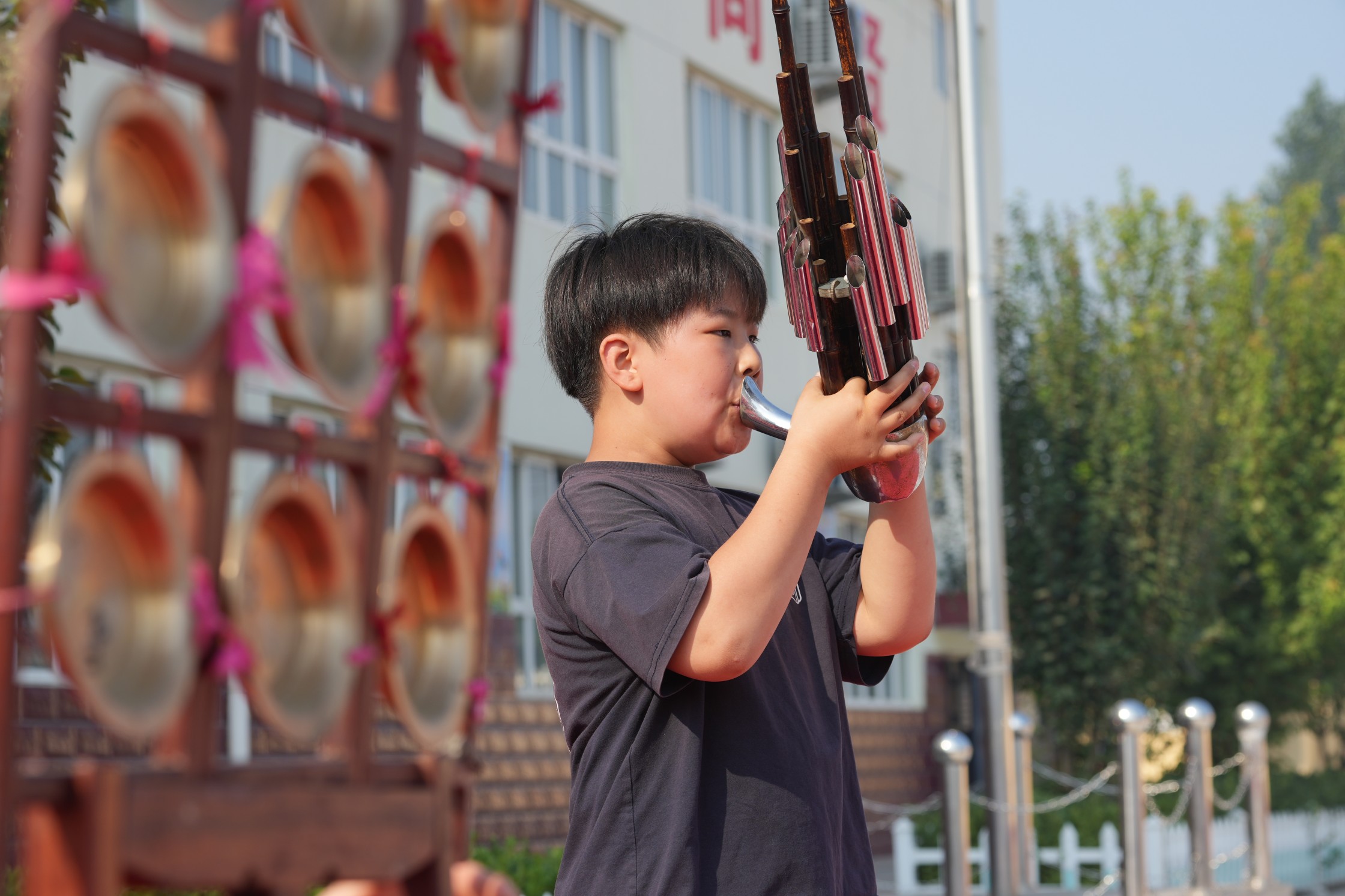 学生体验传统乐器。韩慧峰摄